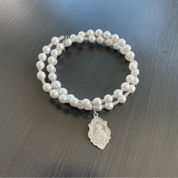 Pearl Seed Bead Coil Bracelet with Religious Charms Vtg - Picture 4 of 13